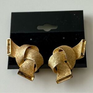 Vintage Lisner Elegant Gold Tone Knot Clip-On Earrings